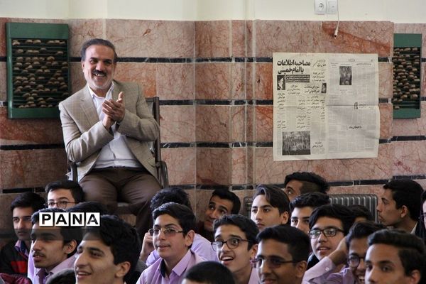 برپایی جشن انقلاب  در دبیرستان ماندگار ایرانشهر