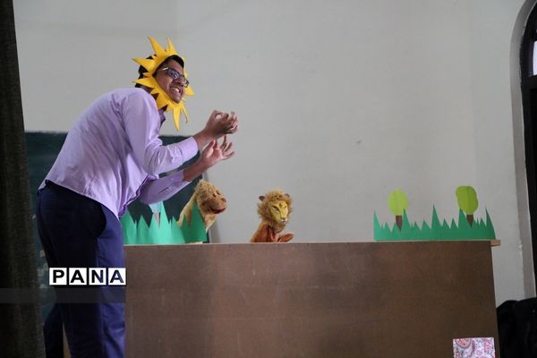 برپایی جشن انقلاب  در دبیرستان ماندگار ایرانشهر