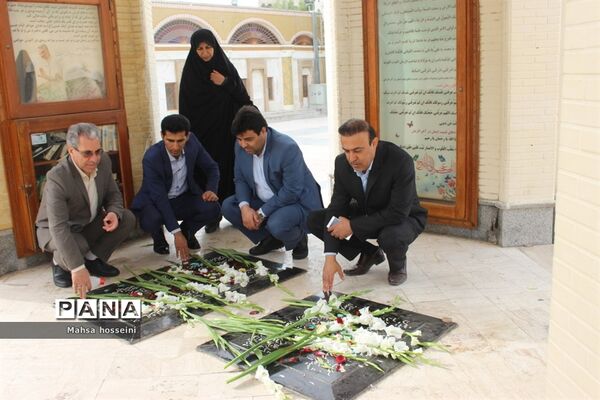 عطر افشانی گلزار شهدا همزمان با دهه فجر در بوشهر