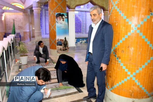 عطر افشانی گلزار شهدا همزمان با دهه فجر در بوشهر