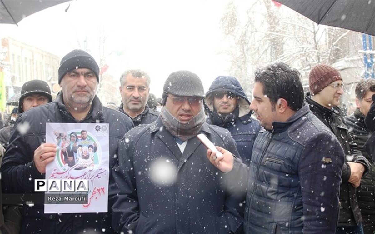 دانش آموزان و قشر جوان علمداران انقلاب اسلامی هستند