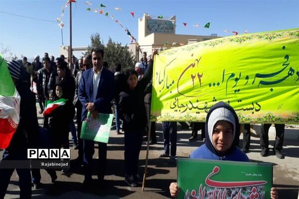 حضور پر شور دانش آموزان ابرکوه در راهپیمایی ۲۲ بهمن