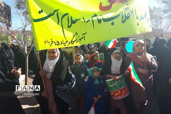 حضور پر شور دانش آموزان ابرکوه در راهپیمایی ۲۲ بهمن