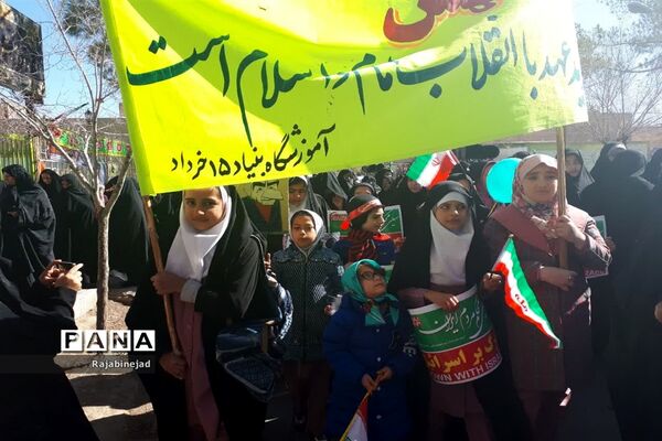 حضور پر شور دانش آموزان ابرکوه در راهپیمایی ۲۲ بهمن