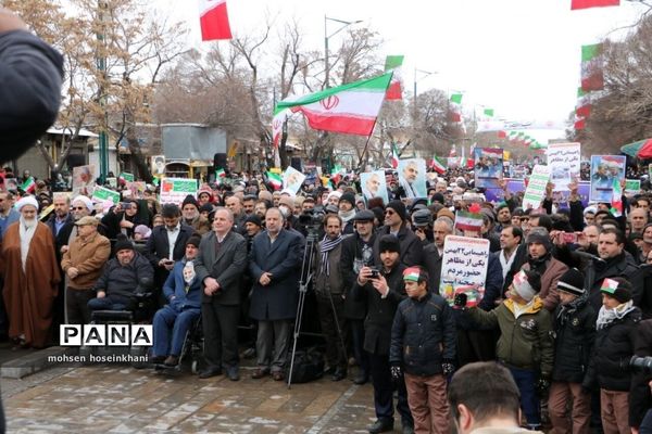 حضور پرشور فرهنگیان و دانش آموزان قزوین در راهپیمایی 22 بهمن