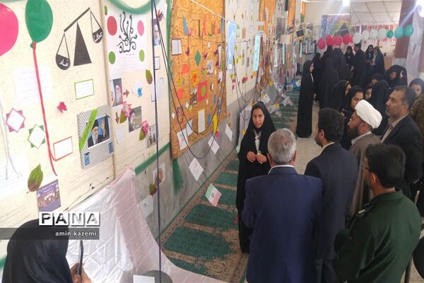 نمایشگاه انقلاب کاری از دانش آموزان عضو اتحادیه انجمن های اسلامی دبیرستان شهید ابراهیمی