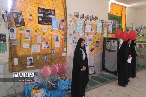 نمایشگاه انقلاب کاری از دانش آموزان عضو اتحادیه انجمن های اسلامی دبیرستان شهید ابراهیمی