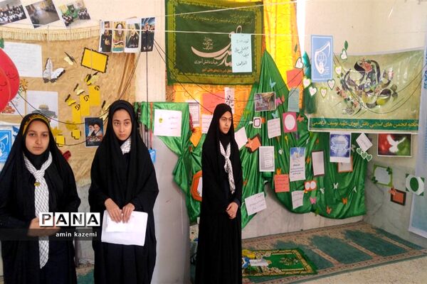نمایشگاه انقلاب کاری از دانش آموزان عضو اتحادیه انجمن های اسلامی دبیرستان شهید ابراهیمی
