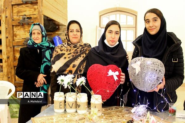 نمایشگاه دست سازه های دانش آموزان