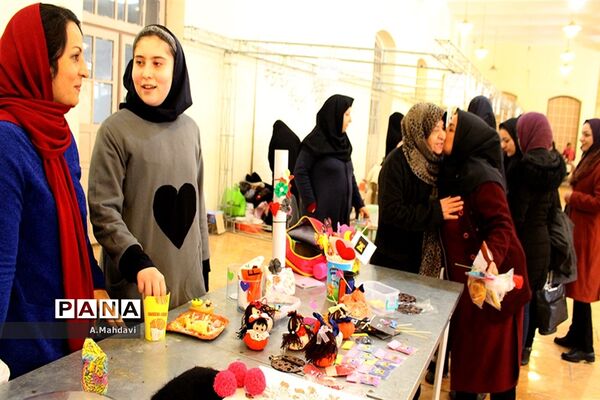 نمایشگاه دست سازه های دانش آموزان