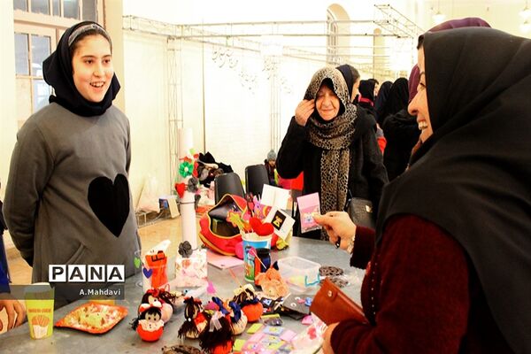نمایشگاه دست سازه های دانش آموزان