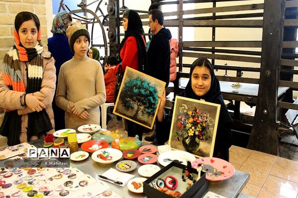 نمایشگاه دست سازه های دانش آموزان