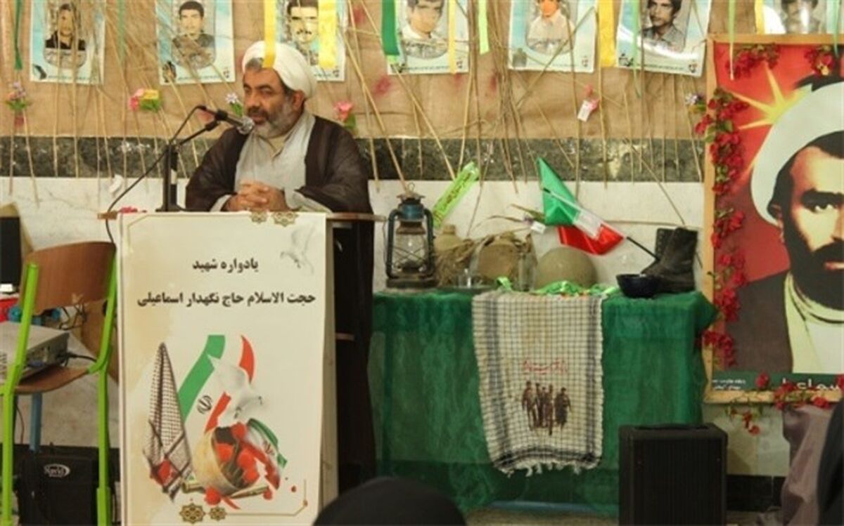 طرح ملی لاله های روشن یادواره شهید حاج نگهدار اسماعیلی در هنرستان دخترانه پردیس و مهدیس منطقه آب پخش برگزار شد
