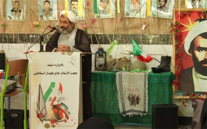 طرح ملی لاله های روشن یادواره شهید حاج نگهدار اسماعیلی در هنرستان دخترانه پردیس و مهدیس منطقه آب پخش برگزار شد