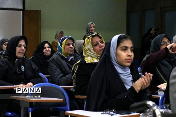 تجلیل از مادران و همسران توان یاب موفق