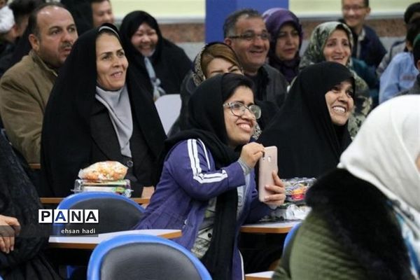 تجلیل از مادران و همسران توان یاب موفق