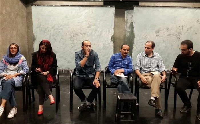 نمایش «پنجاه پنجاه»،  بُرد با فرم نوین و باخت از محتوای سیاسی