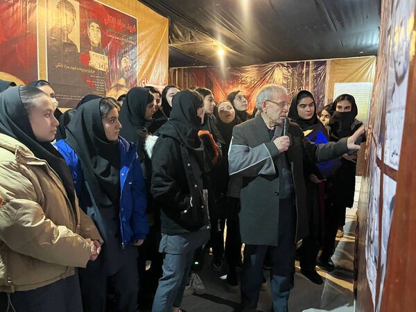 بازدید دانش‌آموزان دبیرستان فاطمه الزهرا از موزه عبرت