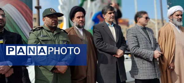 مردم غیور ملارد با حضور پرشور خود در راهپیمایی ۲۲ بهمن، ثابت کردند که همچنان پای انقلاب اسلامی ایستاده‌اند.