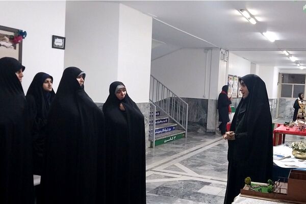 برپایی مدرسه انقلاب