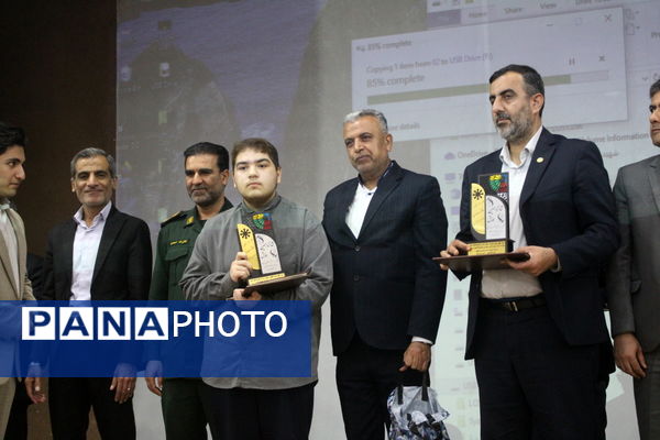 تجلیل از برگزیدگان دبیرستان شهید بهشتی شهرستان بوشهر (2)