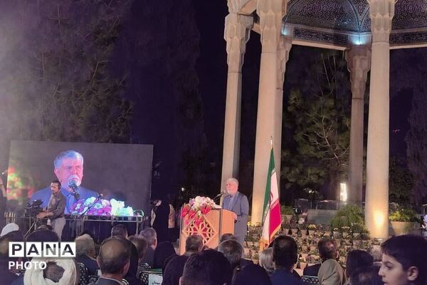 طنین عشق و شعر در آرامگاه حافظ