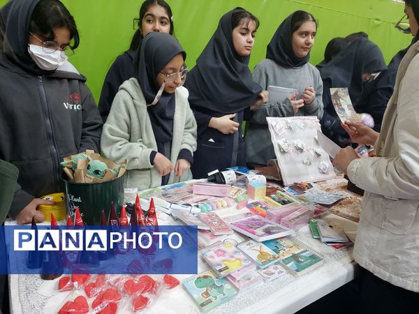 برگزاری بازارچه کسب‌و‌کار  در دبیرستان فرزانگان یک