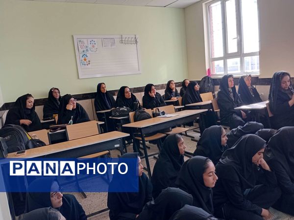 نخستین جلسه هدایت تحصیلی ویژه پایه نهم در دبیرستان مادرمهربان خلیل آباد