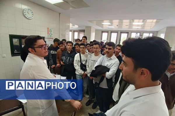 بازدید دانش‌آموزان دبیرستان شهدای علم‌ و فناوری بهارستان دو از دانشکده دندانپزشکی تهران 