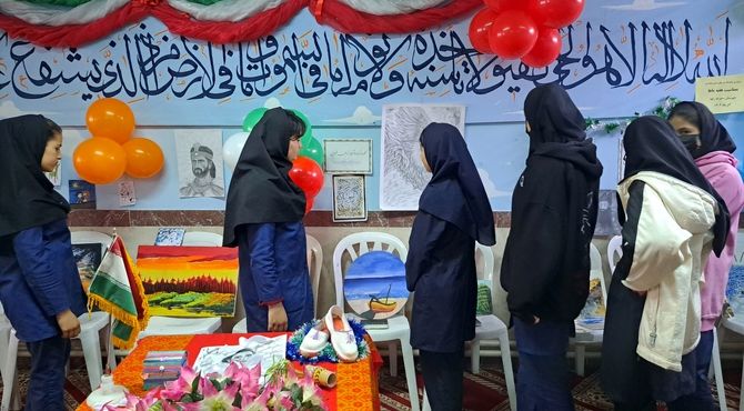 نمایش استعدادهای دانش‌آموزان دبیرستان زکیه 