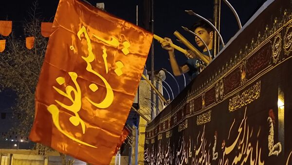 حسینیه حضرت ابوالفضل(ع) در استقبال از ماه محرم سیاه پوش و غبارروبی شد