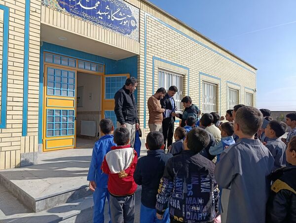 تجلیل از برگزیدگان مسابقات در مدرسه شهید غلامی خلیل آباد 