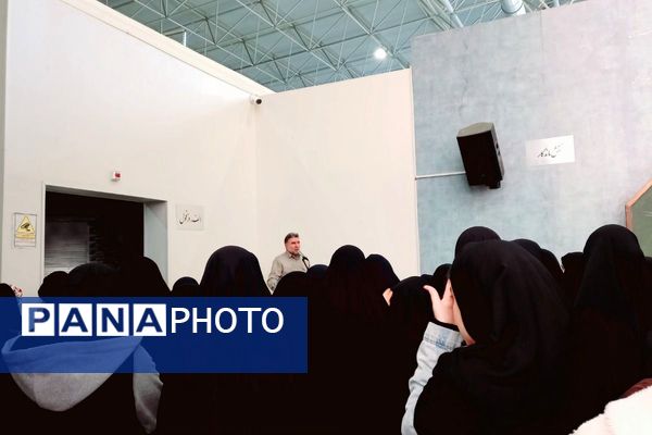 بازدید دانش‌آموزان دبیرستان شهدای اقتدار از نمایشگاه هوا فضا