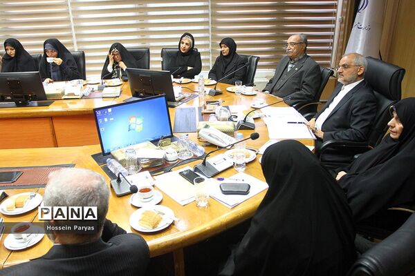 نشست هم اندیشی وزیر آموزش و پرورش با مسئولان شورای بانوان خیر مدرسه‌ساز استان‌های کشور