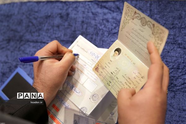 حضور رهبرمعظم انقلاب در یازدهمین دوره انتخابات مجلس شورای اسلامی و میان‌دوره‌ای مجلس خبرگان رهبری