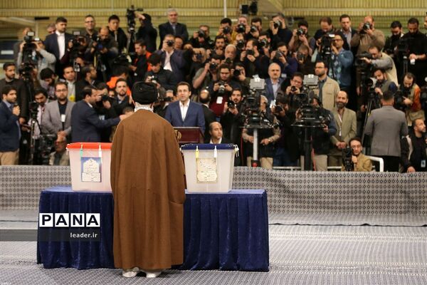 حضور رهبرمعظم انقلاب در یازدهمین دوره انتخابات مجلس شورای اسلامی و میان‌دوره‌ای مجلس خبرگان رهبری
