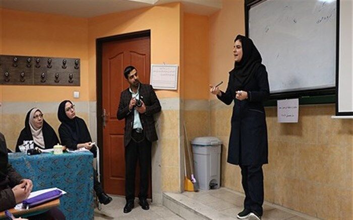 رئیس آموزش و پرورش شهرقدس: همیار معلم یاری دهنده دبیر در جریان یادگیری و پیگیری کننده جریان آموزش سایر دانش‌آموزان است
