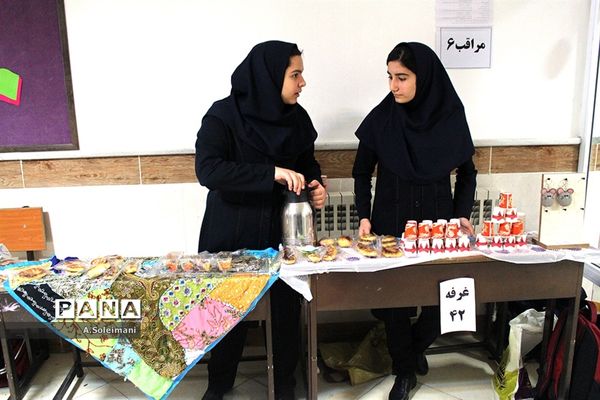 نمایشگاه دست‌سازه‌های مدرسه نمونه بسیج زنجان