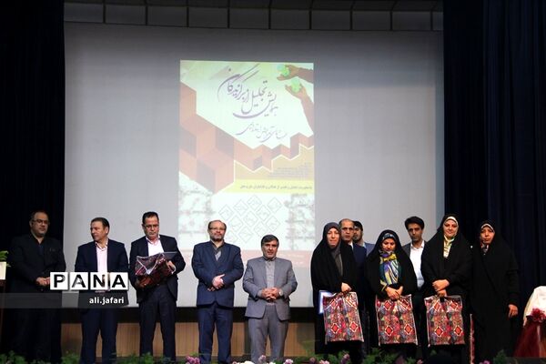 همایش تجلیل از برگزیدگان طرح‌های آموزش ابتدایی