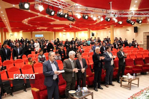 آیین دانش آموزان هنرستان خادمی  به مناسبت روز مادر