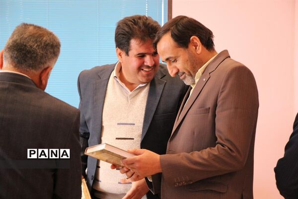 آیین دانش آموزان هنرستان خادمی  به مناسبت روز مادر