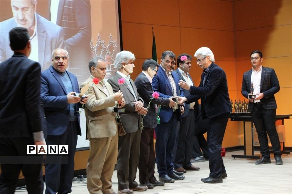 آیین دانش آموزان هنرستان خادمی  به مناسبت روز مادر