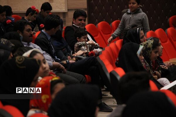 آیین دانش آموزان هنرستان خادمی  به مناسبت روز مادر