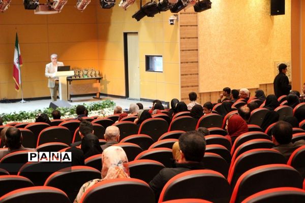 آیین دانش آموزان هنرستان خادمی  به مناسبت روز مادر