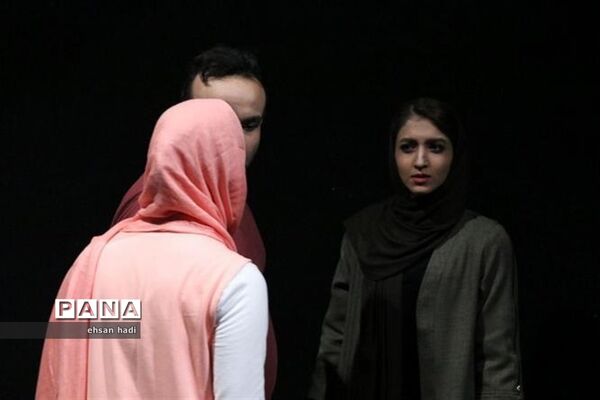 تئاتر «قدم زدن برروی خطوط زرد خطر»