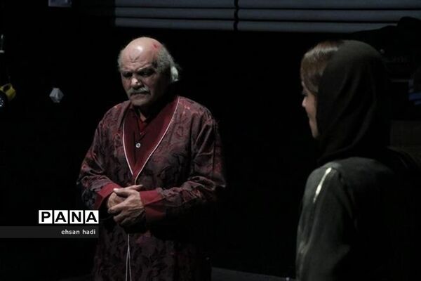 تئاتر «قدم زدن برروی خطوط زرد خطر»