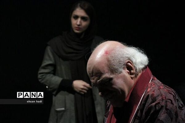 تئاتر «قدم زدن برروی خطوط زرد خطر»