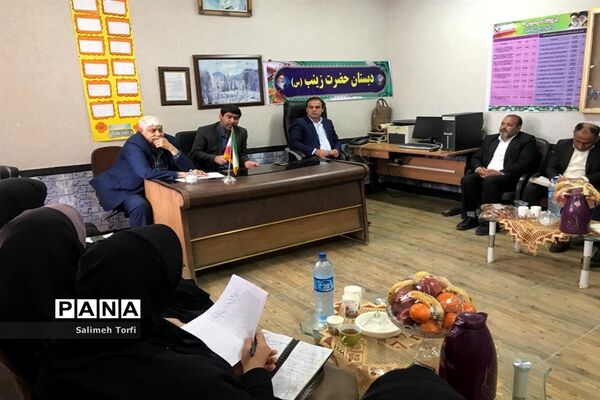 نشست هم اندیشی ریاست آموزش وپرورش شهرستان حمیدیه بامدیران ابتدایی شهری