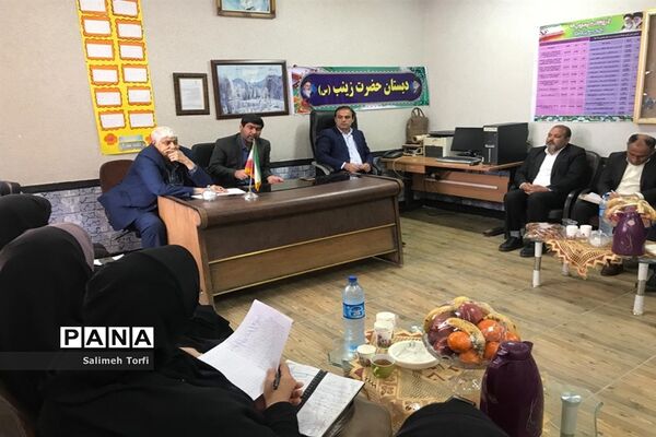 نشست هم اندیشی ریاست آموزش وپرورش شهرستان حمیدیه بامدیران ابتدایی شهری