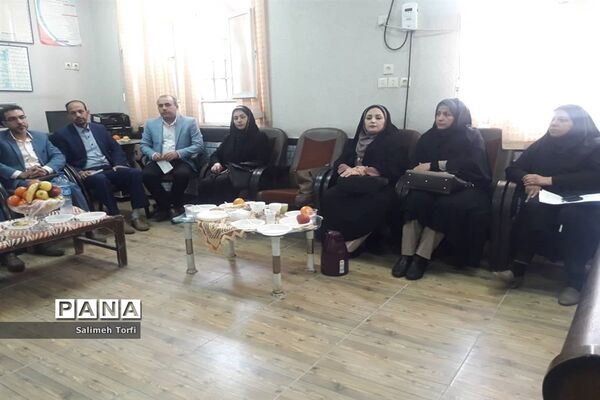 نشست هم اندیشی ریاست آموزش وپرورش شهرستان حمیدیه بامدیران ابتدایی شهری